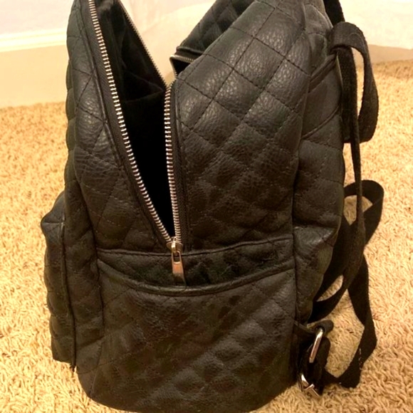 ♠️ NWOT Awesome Black Faux Leather Quilted Diamond Stitch Zip Closure Backpack - Picture 4 of 12